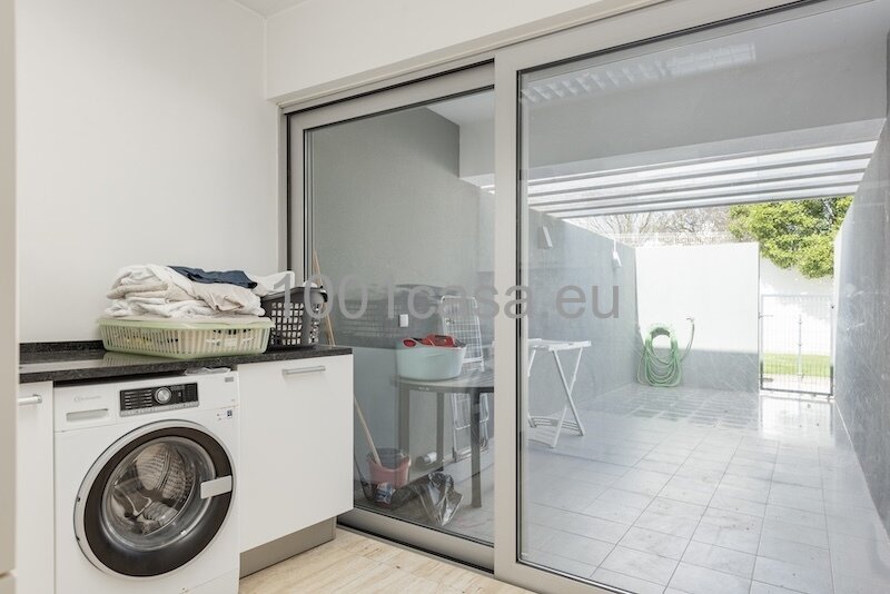 Modernes Design trifft Küstennähe: Luxus-Refugium nahe Praia do Vau mit solarbeheiztem Pool