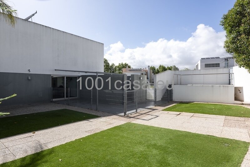 Modernes Design trifft Küstennähe: Luxus-Refugium nahe Praia do Vau mit solarbeheiztem Pool