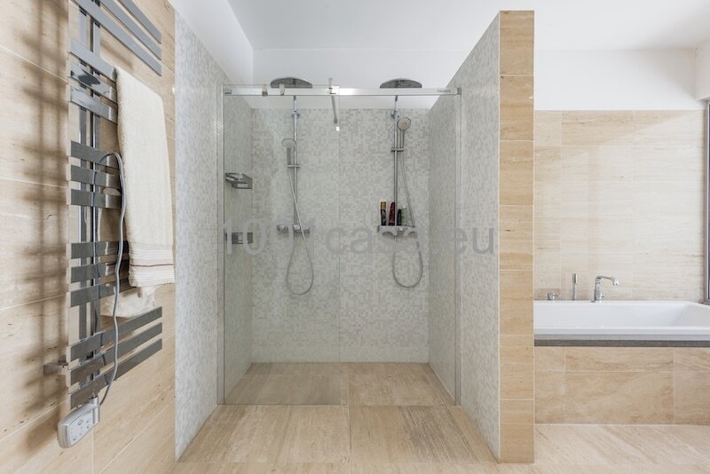 Modernes Design trifft Küstennähe: Luxus-Refugium nahe Praia do Vau mit solarbeheiztem Pool