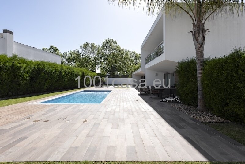 Modernes Design trifft Küstennähe: Luxus-Refugium nahe Praia do Vau mit solarbeheiztem Pool