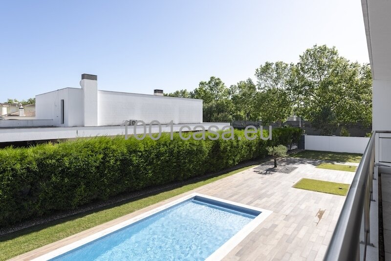 Modernes Design trifft Küstennähe: Luxus-Refugium nahe Praia do Vau mit solarbeheiztem Pool