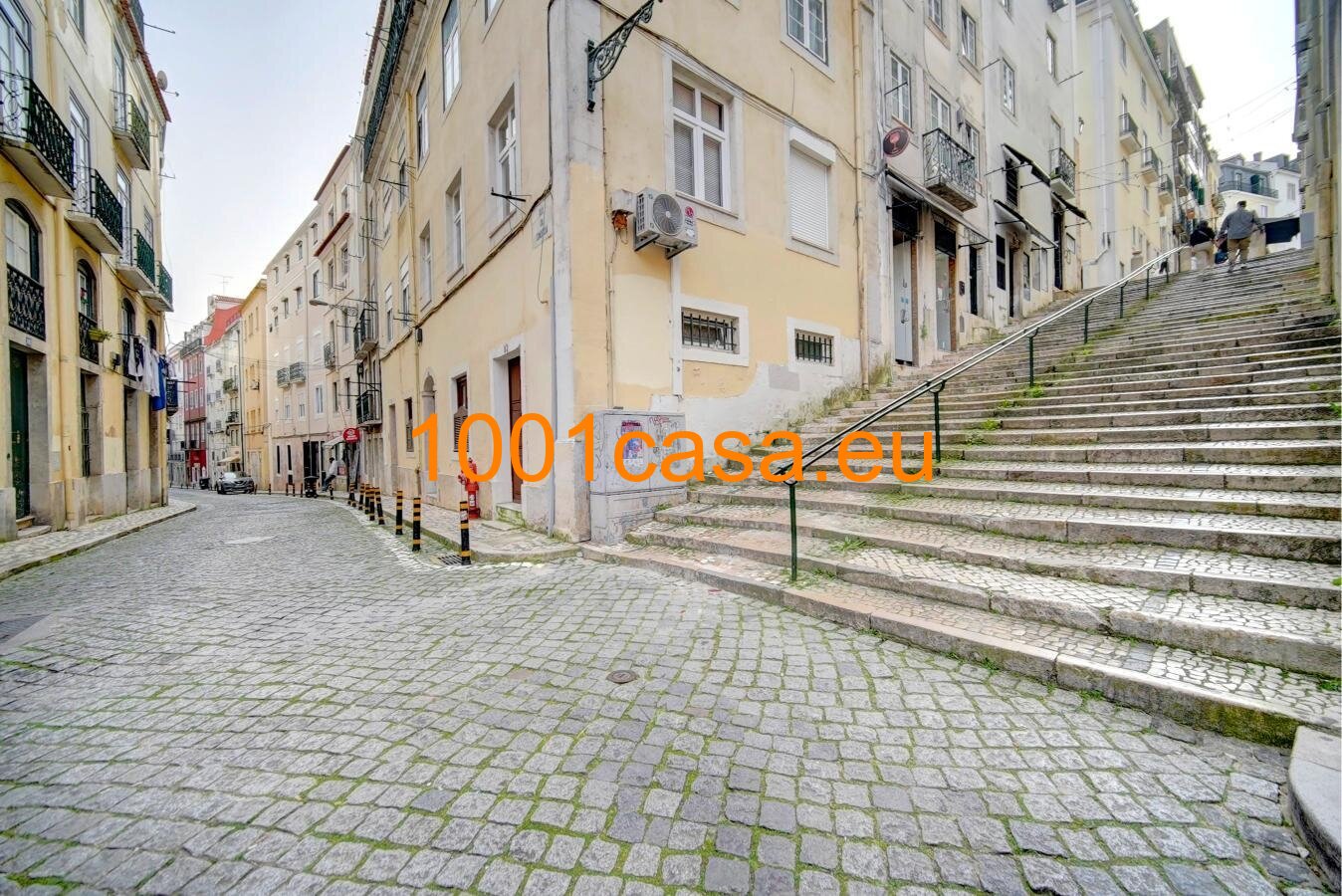 Exklusive DG Wohnung über den Dächern von Lissabon – Design-Juwel im historischen Herzen