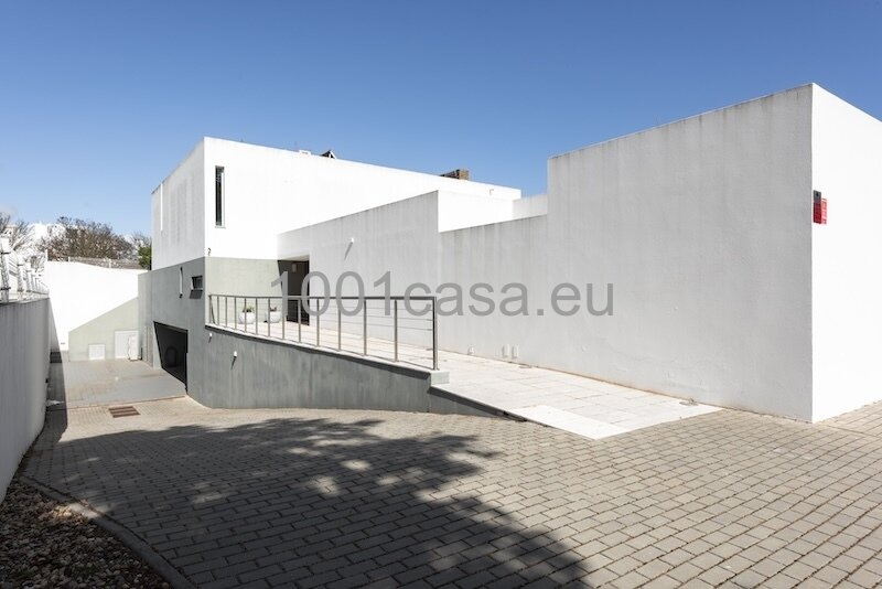 Modernes Design trifft Küstennähe: Luxus-Refugium nahe Praia do Vau mit solarbeheiztem Pool