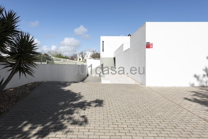 Modernes Design trifft Küstennähe: Luxus-Refugium nahe Praia do Vau mit solarbeheiztem Pool