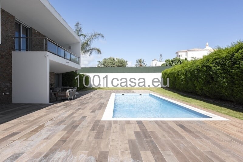 Modernes Design trifft Küstennähe: Luxus-Refugium nahe Praia do Vau mit solarbeheiztem Pool