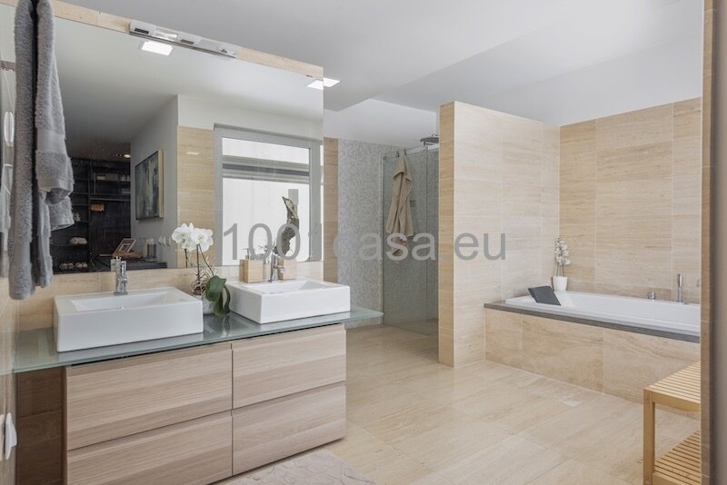 Modernes Design trifft Küstennähe: Luxus-Refugium nahe Praia do Vau mit solarbeheiztem Pool