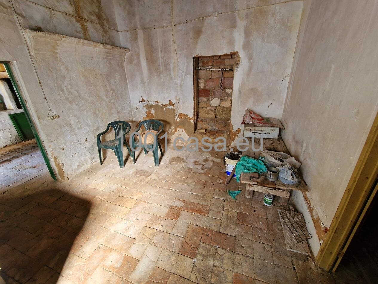Potenzial: Zwei traditionelle Villen zum Preis von einer in der Nähe von Loulé zur Renovierung oder zum kompletten Neubau.