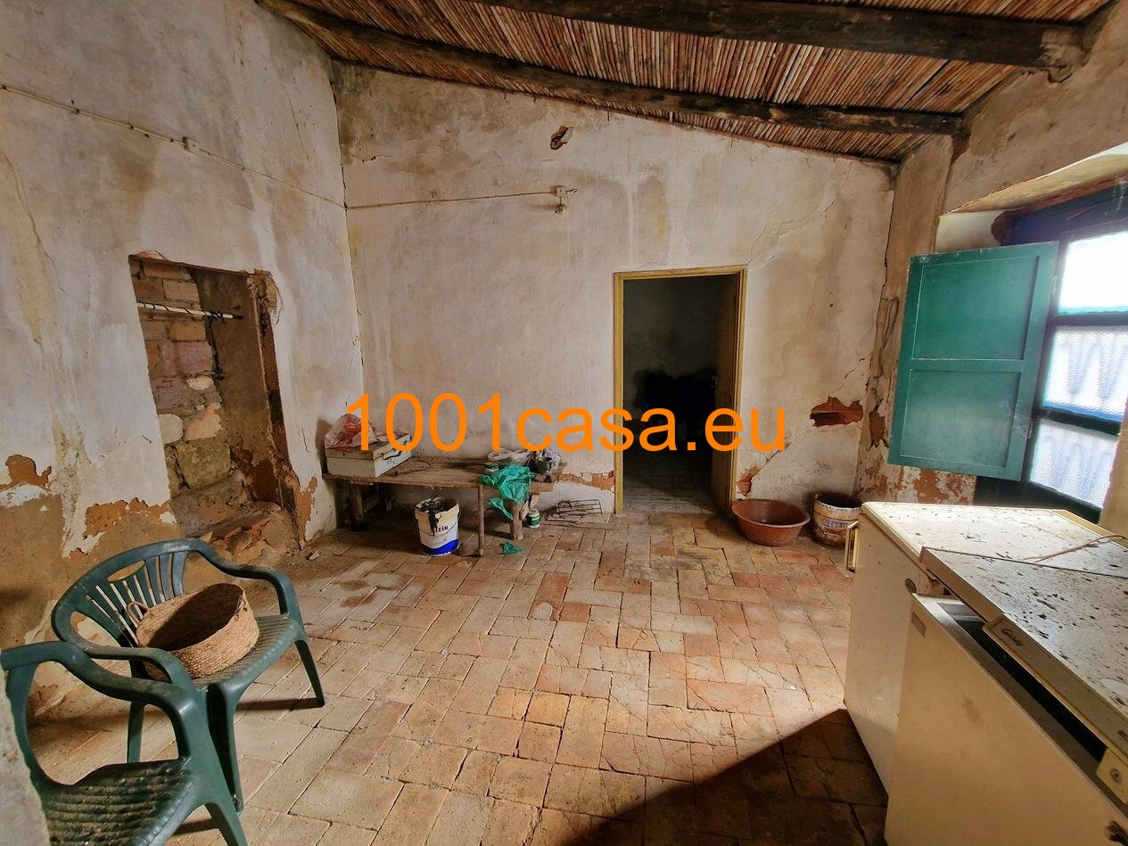 Potenzial: Zwei traditionelle Villen zum Preis von einer in der Nähe von Loulé zur Renovierung oder zum kompletten Neubau.