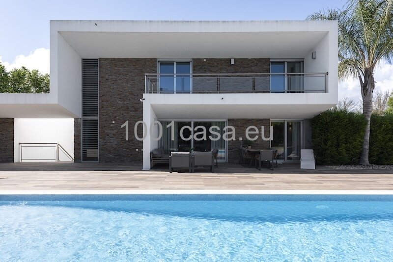 Modernes Design trifft Küstennähe: Luxus-Refugium nahe Praia do Vau mit solarbeheiztem Pool